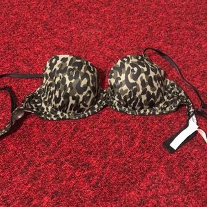 32 D Victoria’s Secret Pink Bra.